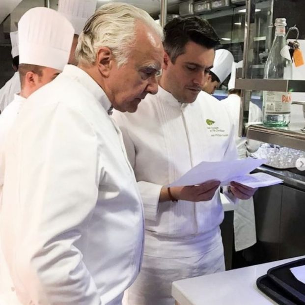 Alain Ducasse preparando la cena en su restaurante londinense The Dorchester (Foto: Instagram @alainducasse) Alain Ducasse preparando la cena en su restaurante londinense The Dorchester (Foto: Instagram @alainducasse)