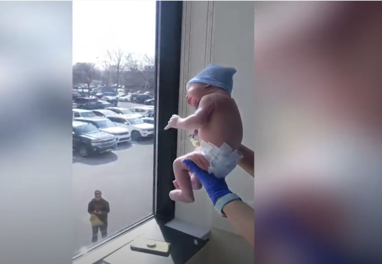 VÍDEO: Un abuelo conoce a su nieto desde el parking del hospital