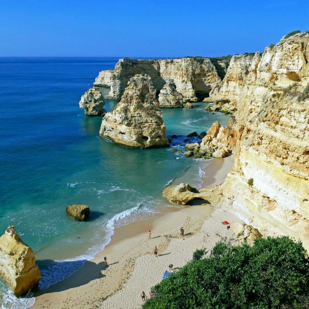 Praia Da Marinha en Portugal (BigStock) Praia Da Marinha en Portugal (BigStock)