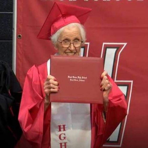 Una mujer se gradúa de bachillerato a los 94 años Una mujer se gradúa de bachillerato a los 94 años