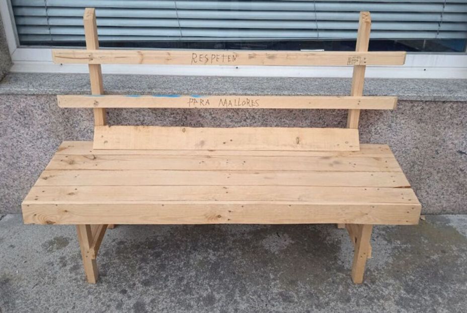 Un jubilado gallego construye un banco para que su mujer con artrosis pueda descansar en sus paseos Un jubilado gallego construye un banco para que su mujer con artrosis pueda descansar en sus paseos