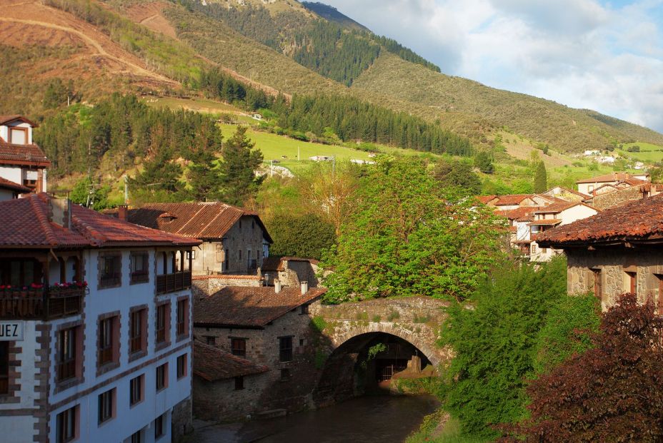 Rutas por España en coche, para disfrutar no solo del destino. Potes Rutas por España en coche, para disfrutar no solo del destino. Potes