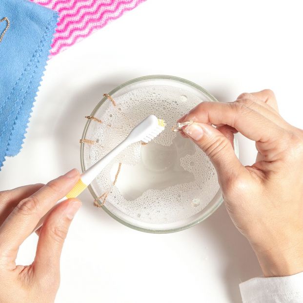 Limpia tus joyas de oro de forma rápida y sencilla en 5 pasos