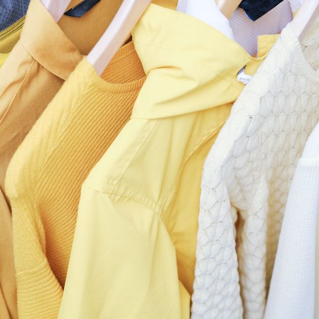 bigstock Ordenar Armario por Colores bigstock Ordenar Armario por Colores