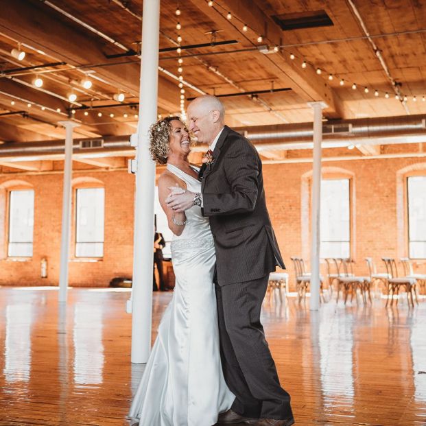 Un hombre con alzheimer olvida que está casado y vuelve a enamorarse de su esposa Un hombre con alzheimer olvida que está casado y vuelve a enamorarse de su esposa