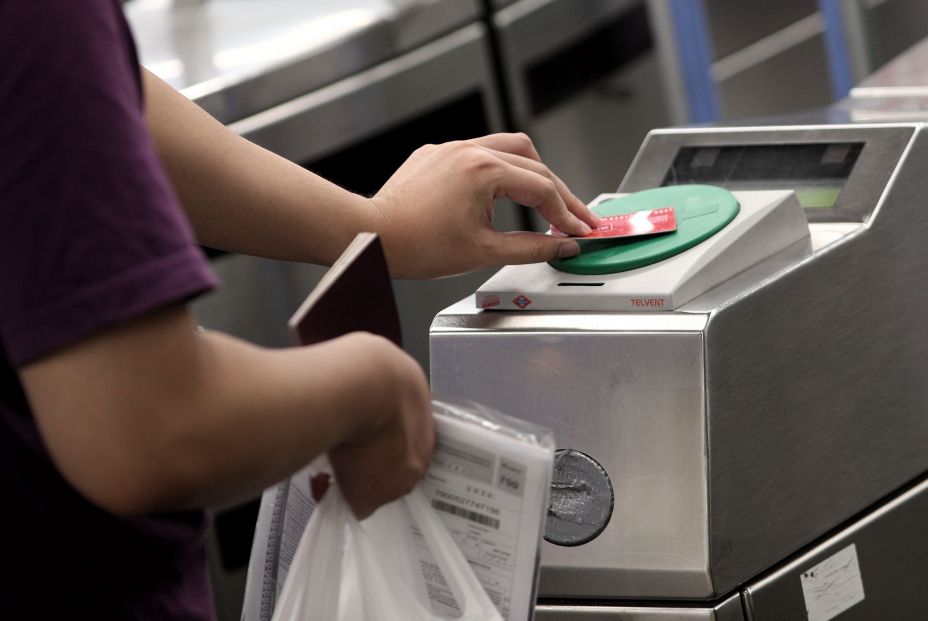EuropaPress 3223118 persona pasa billete torno metro plaza espana madrid espana julio 2020