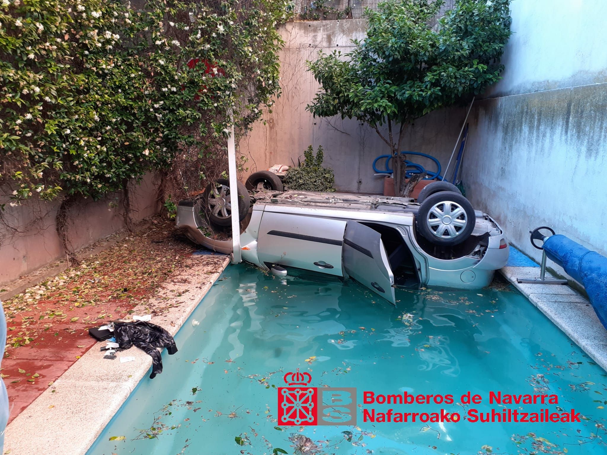 Grave accidente en San Adrián al caer un coche en la piscina de una vivienda
