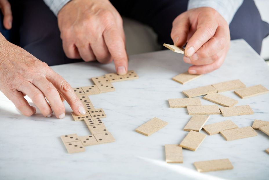 Dominó, juego de estimulación cognitiva. Foto: bigstock Dominó, juego de estimulación cognitiva. Foto: bigstock