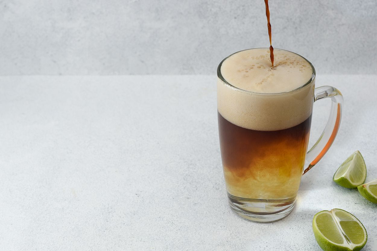 Aprende a preparar el café-tónic, la bebida de moda para el verano