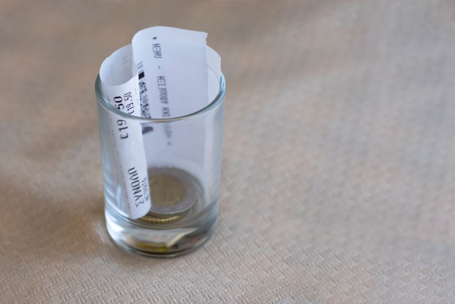 El comentario en un ticket de un bar que se ha hecho viral: "Cacique sin limón, sus muertos...". Foto: Bigstock El comentario en un ticket de un bar que se ha hecho viral: "Cacique sin limón, sus muertos...". Foto: Bigstock