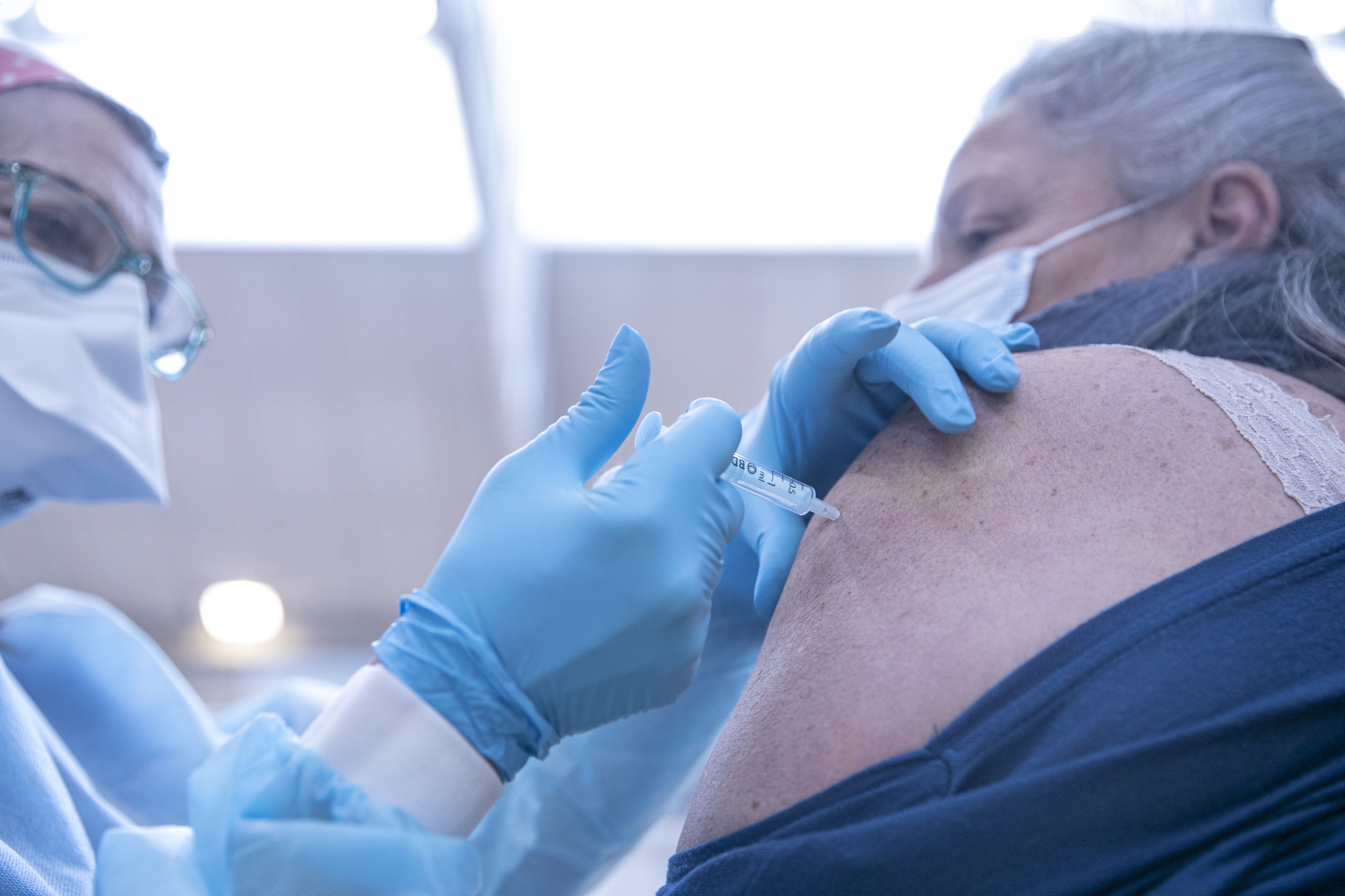 La quinta ola 'pilla' a la mitad de la población de 60 a 69 años 'a medio vacunar'