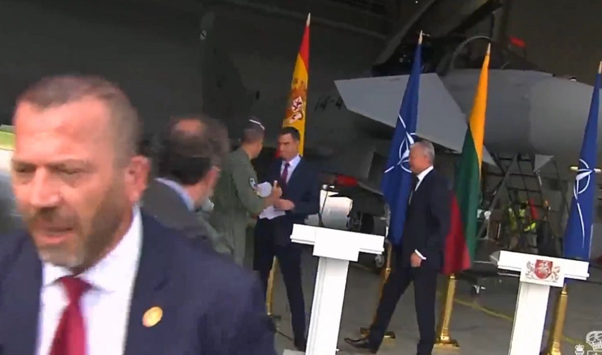 VÍDEO: Pedro Sánchez, forzado a interrumpir su rueda de prensa en Lituania por una amenaza militar