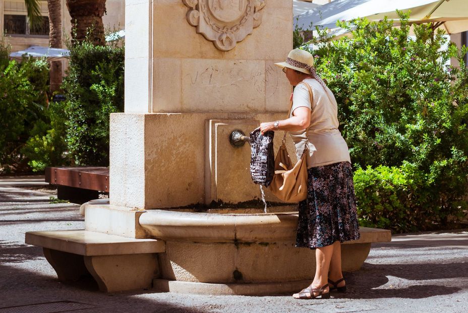 Cruz Roja alerta sobre el impacto del calor en los mayores: consejos para sobrellevarlo