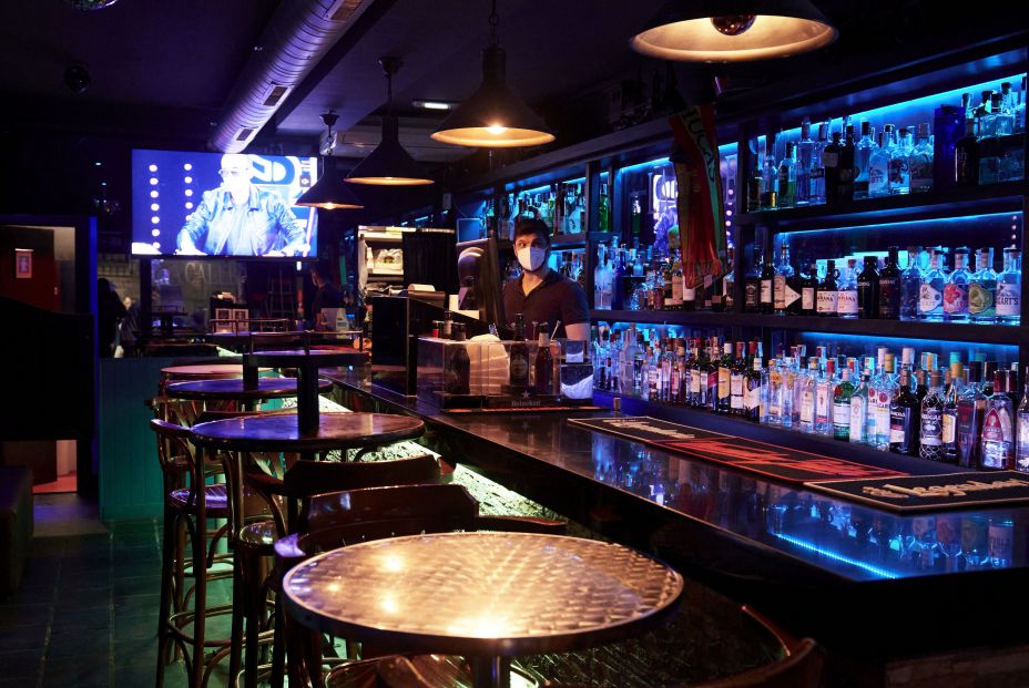 EuropaPress 3826589 camarero local ocio nocturno antes cierre medianoche julio 2021 santander