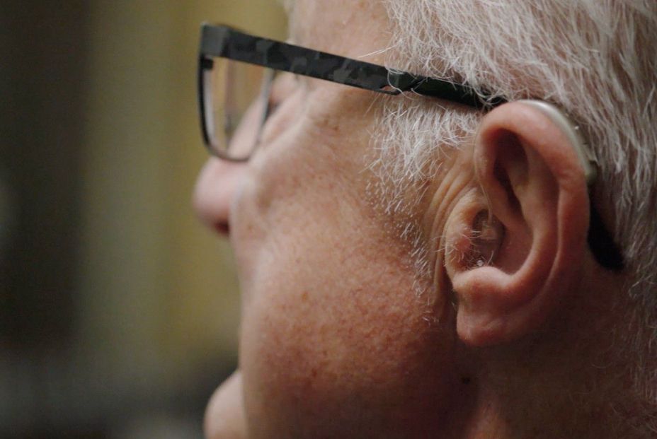 EuropaPress 3674765 persona mayor audifono EuropaPress 3674765 persona mayor audifono