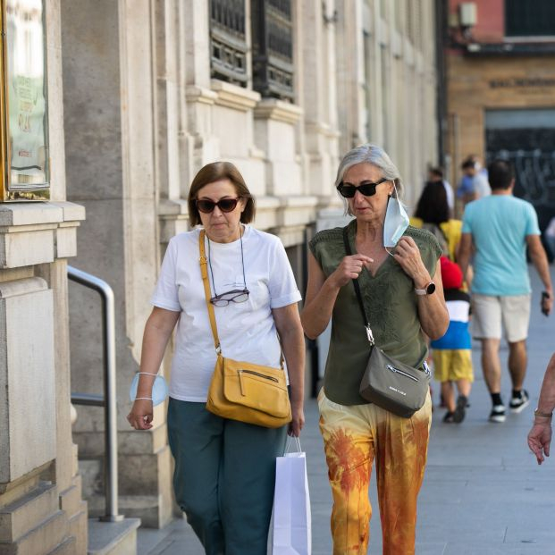 EuropaPress 3808524 dos mujeres mascarilla primer dia no obligado uso mascarilla exteriores
