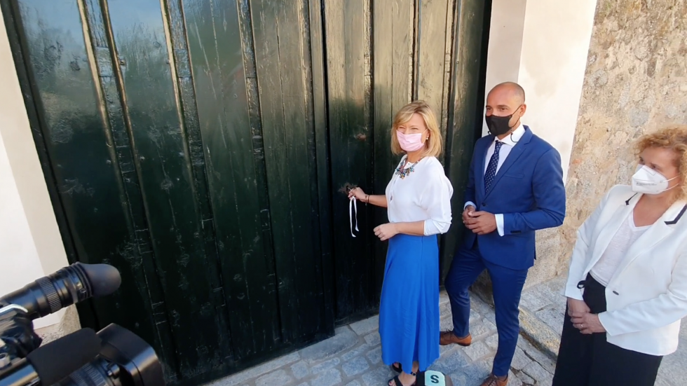 la presidenta de patrimonio nacional llanos castellanos en el momento de abrir la puerta de alfonso xii acompanada por el alcalde del real sitio de san ildefonso samuel alonso