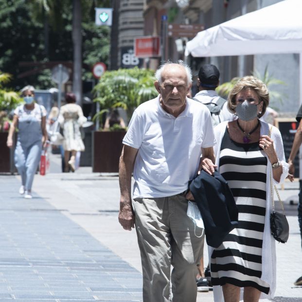 Los epidemiólogos piden aplicar restricciones "contundentes" este verano para combatir la quinta ola