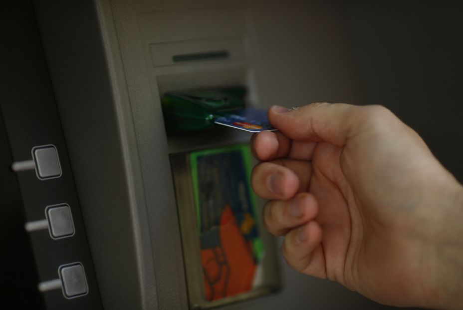 OCU detecta la existencia de doce tarjetas que no cobran comisiones por sacar dinero. Foto: Europa Press OCU detecta la existencia de doce tarjetas que no cobran comisiones por sacar dinero. Foto: Europa Press