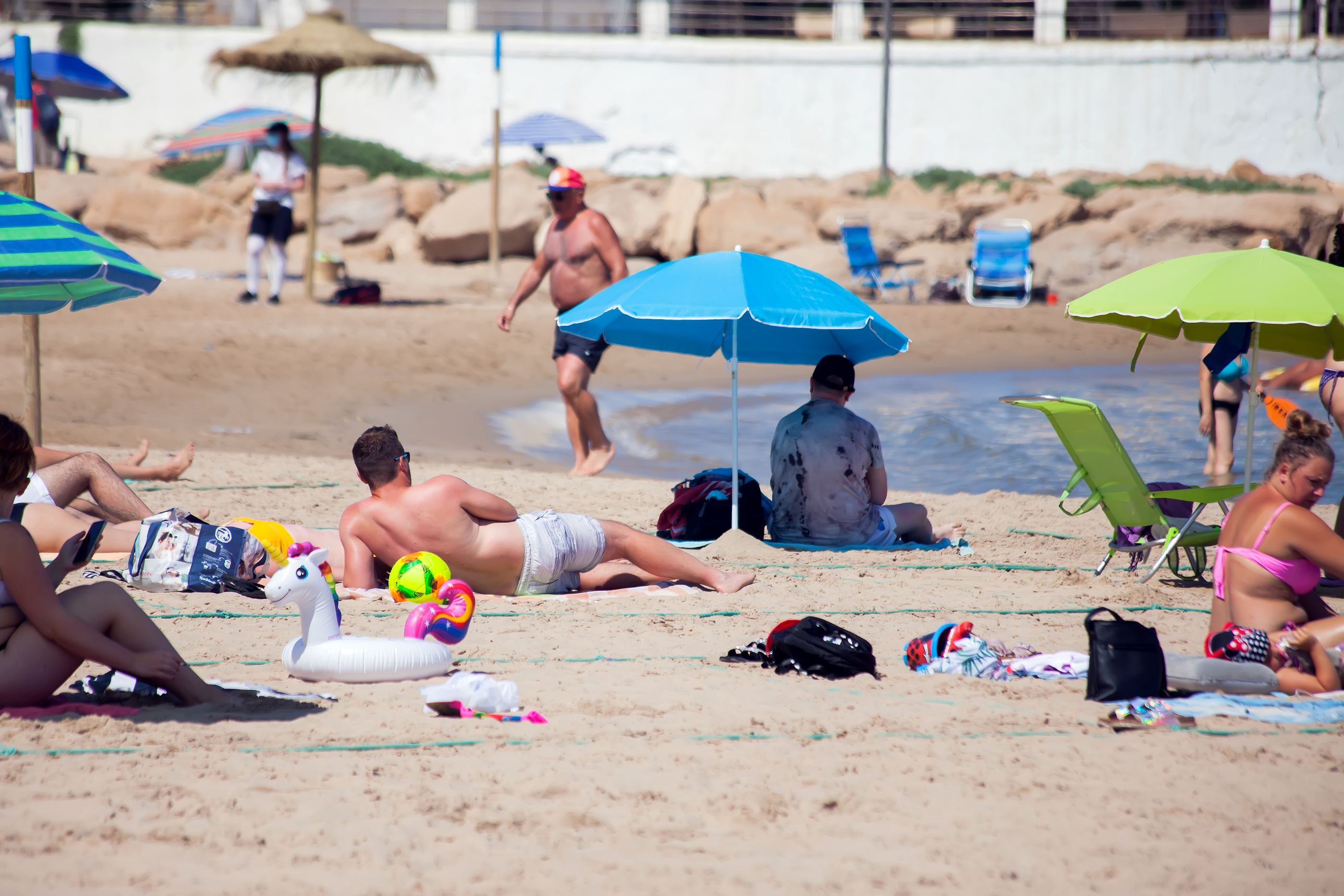 El vídeo de unos bañistas corriendo para coger sitio en la playa en Torrevieja arrasa en Internet (Foto: playa del Cura en Torrevieja. Bigstock)