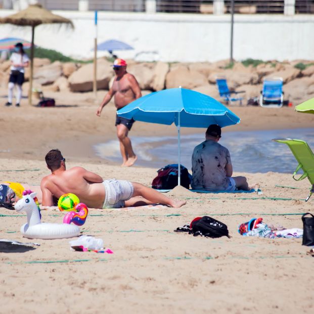 El vídeo de unos bañistas corriendo para coger sitio en la playa en Torrevieja arrasa en Internet (Foto: playa del Cura en Torrevieja. Bigstock)