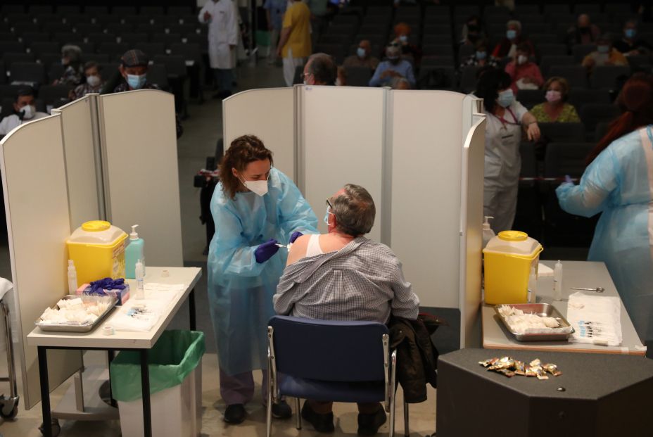 Confirmado: los mayores generan menos anticuerpos que los jóvenes tras la vacuna Confirmado: los mayores generan menos anticuerpos que los jóvenes tras la vacuna