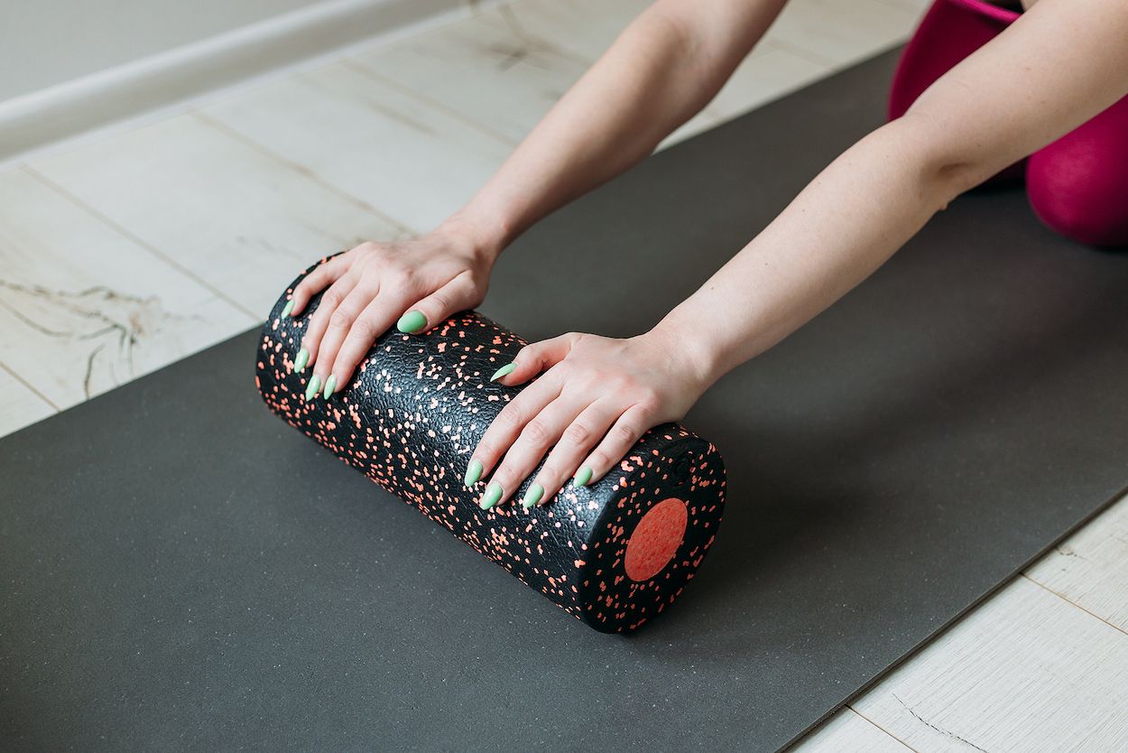 Cómo usar el rodillo de espuma para aliviar el dolor muscular