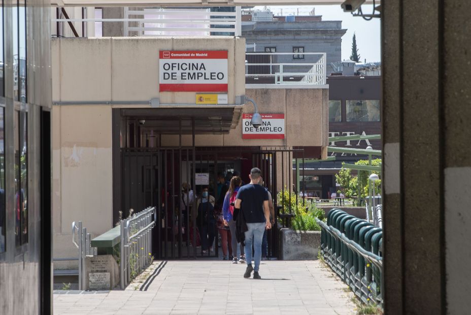 El paro registra en julio su mayor descenso mensual de la historia, con 197.841 desempleados menos El paro registra en julio su mayor descenso mensual de la historia, con 197.841 desempleados menos