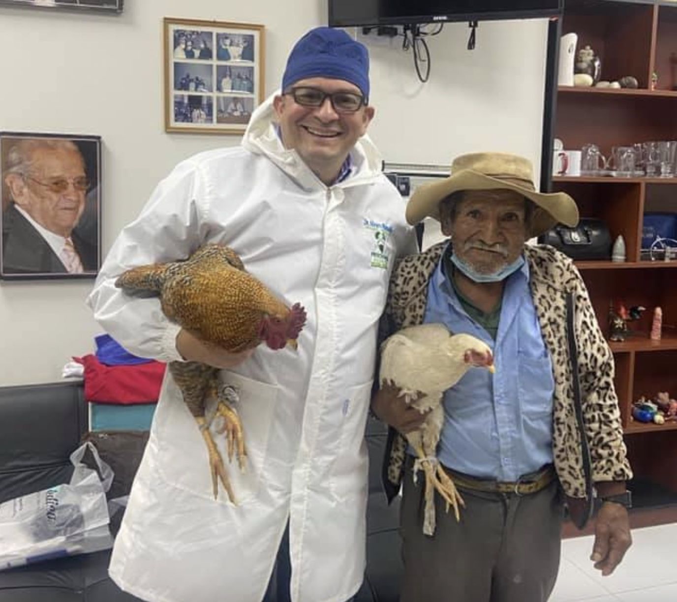 Un hombre de 80 años paga una operación de próstata con dos gallinas y emociona a internet. (Foto: Facebook Álvaro Ramallo Zamora)