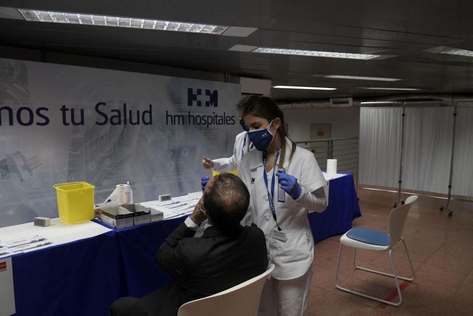 EuropaPress 3822196 sanitaria realiza test antigenos hombre dispositivo realizacion test (1) EuropaPress 3822196 sanitaria realiza test antigenos hombre dispositivo realizacion test (1)