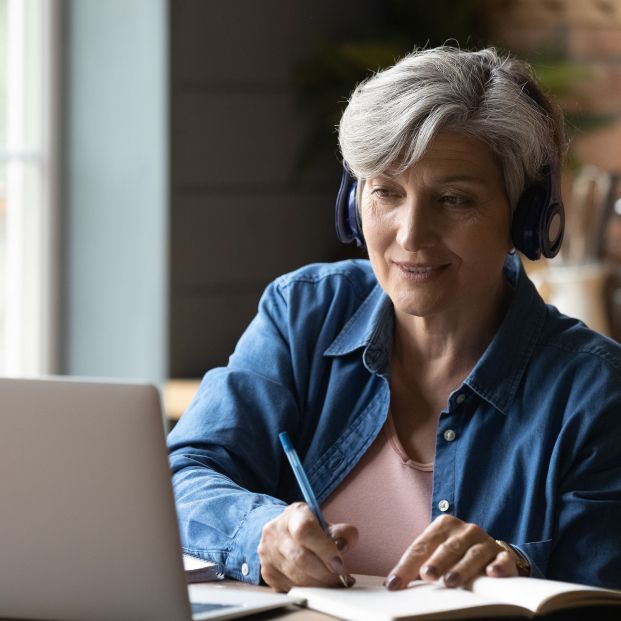Escuela de Formación Permanente: la 'persona' como sujeto de la educación universitaria Escuela de Formación Permanente: la 'persona' como sujeto de la educación universitaria