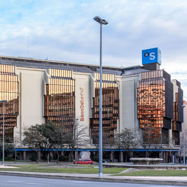 En agosto de 2021, el banco Sabadell pagará las pensiones el día 25. Foto: bigstock