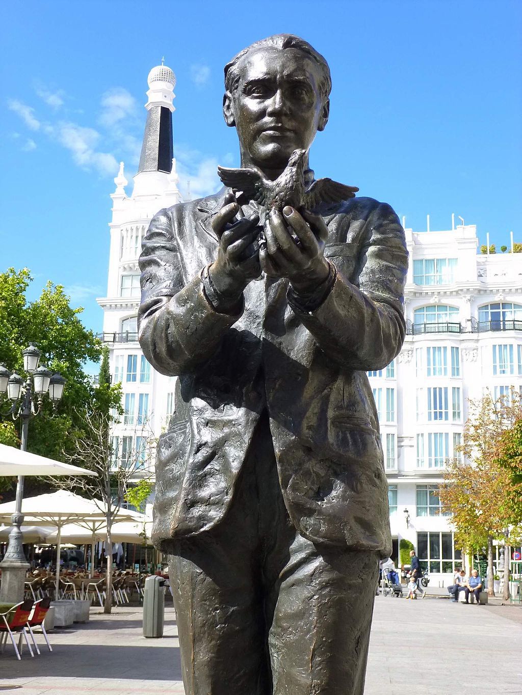 Estatua de Fedriico García Lorca en la plaza de Santa Ana de Madrid. FotoWikipedia