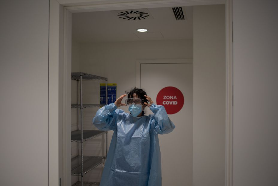 EuropaPress 3566223 profesional sanitaria viste equipo proteccion individual epi edificio EuropaPress 3566223 profesional sanitaria viste equipo proteccion individual epi edificio