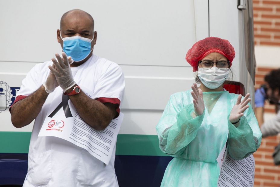 EuropaPress 2890831 trabajadores aplauden homenaje celebrado inmediaciones residencia caser EuropaPress 2890831 trabajadores aplauden homenaje celebrado inmediaciones residencia caser