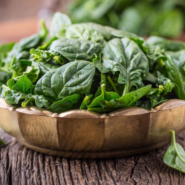 Bol de espinacas (bigstockphoto) Bol de espinacas (bigstockphoto)