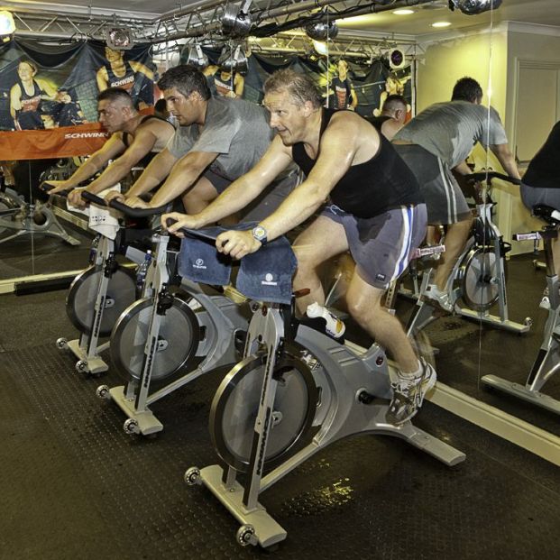 Hombres haciendo bicicleta estática (Creative commons) Hombres haciendo bicicleta estática (Creative commons)