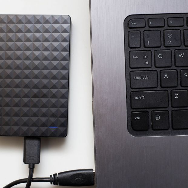 Disco duro portátil en un ordenador Disco duro portátil en un ordenador