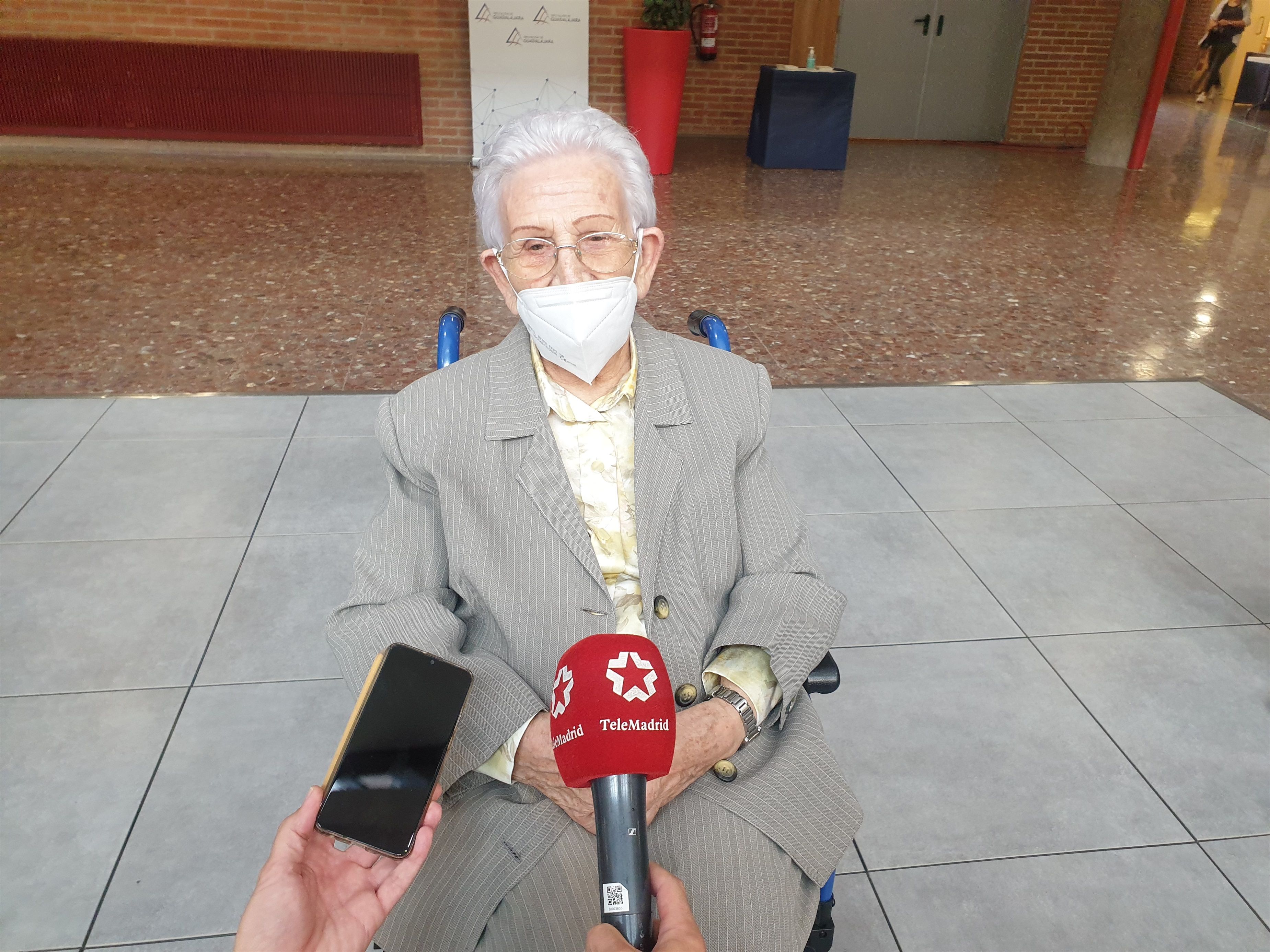 Araceli Hidalgo, primera vacunada contra la Covid pide a los no vacunados "que sean valientes"