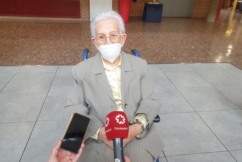 Araceli Hidalgo, primera vacunada contra la Covid pide a los no vacunados "que sean valientes"