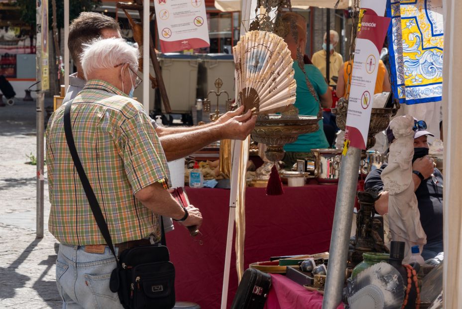 EuropaPress 3227528 vendedor muestra abanico posible comprador mercadillo jueves calle feria EuropaPress 3227528 vendedor muestra abanico posible comprador mercadillo jueves calle feria