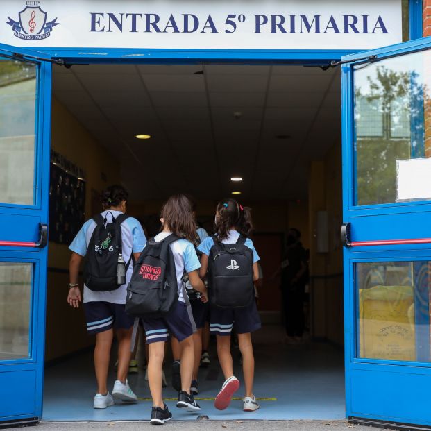 Las puertas de los colegios se llenan de abuelos: "Los recojo todos los días" Las puertas de los colegios se llenan de abuelos: "Los recojo todos los días"