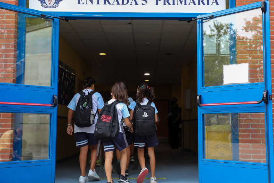 Las puertas de los colegios se llenan de abuelos: "Los recojo todos los días" Las puertas de los colegios se llenan de abuelos: "Los recojo todos los días"