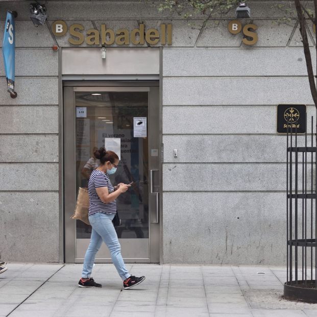 EuropaPress 3909918 dos mujeres pasan sucursal banco sabadell septiembre 2021 madrid espana EuropaPress 3909918 dos mujeres pasan sucursal banco sabadell septiembre 2021 madrid espana