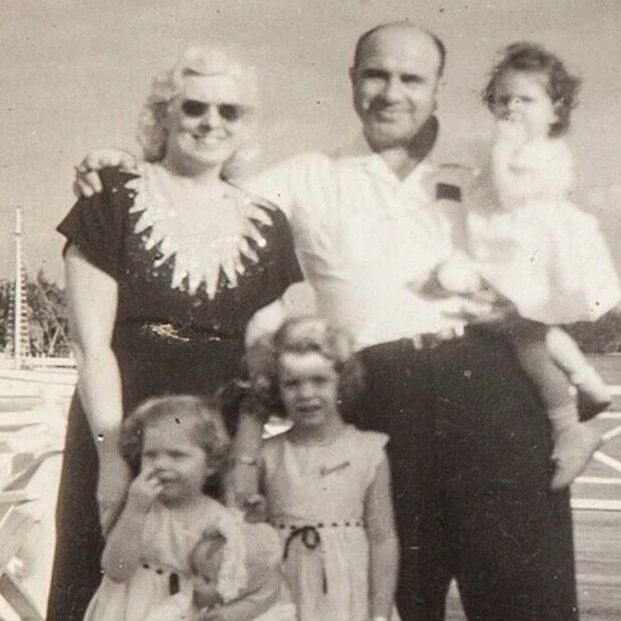 capone con sus nietas capone con sus nietas