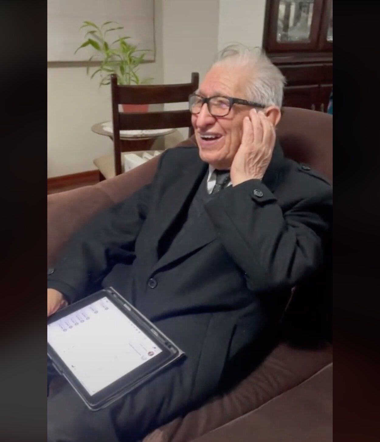 VÍDEO: Una nieta pilla a su abuelo escuchando "reggaeton escandaloso"