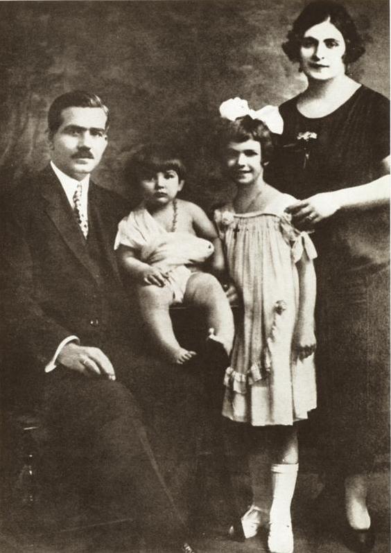 María Callas junto a sus padres y su hermano menor María Callas junto a sus padres y su hermano menor