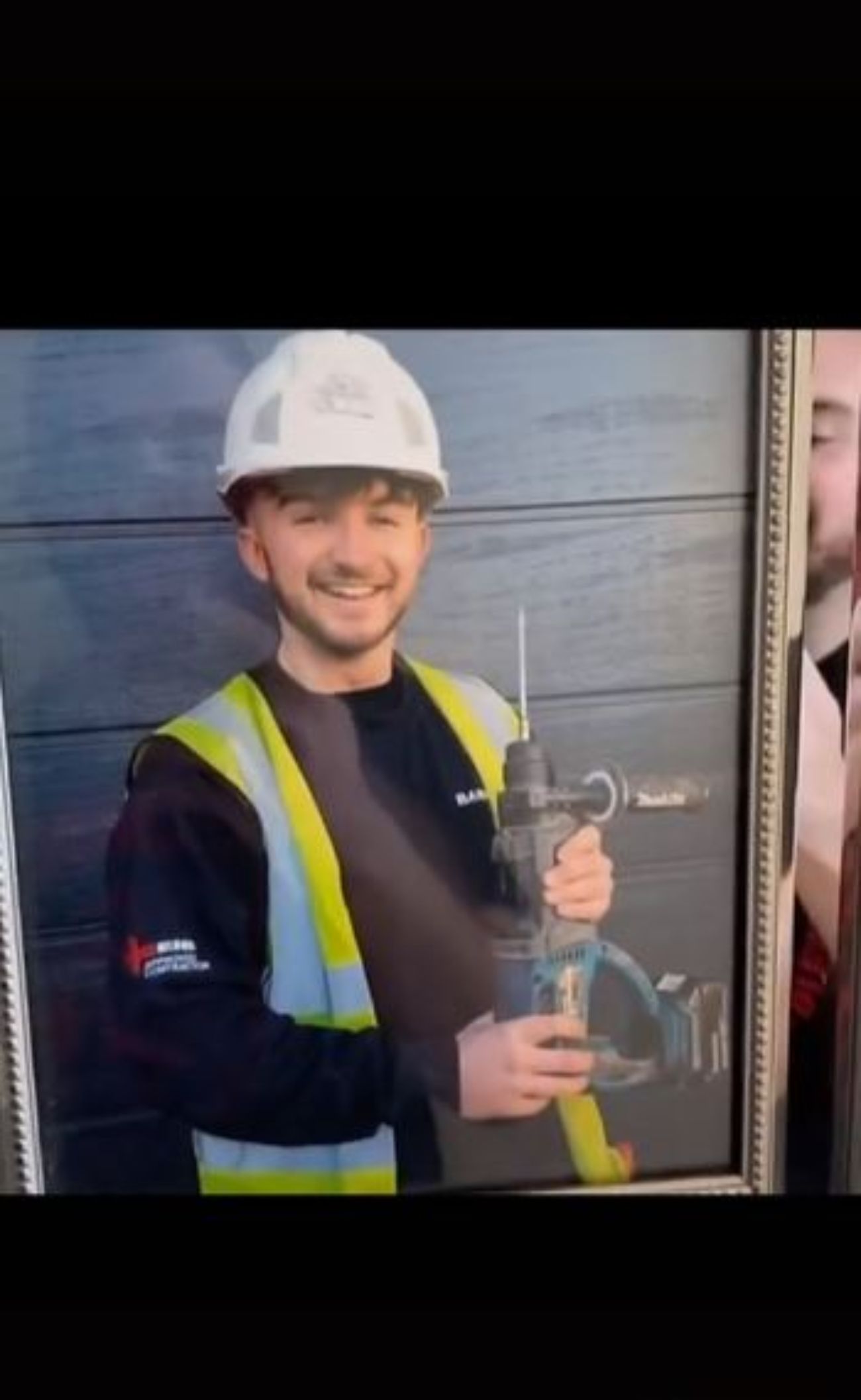 Así se incluye el nieto obrero de una abuela de Gales en su muro de graduación