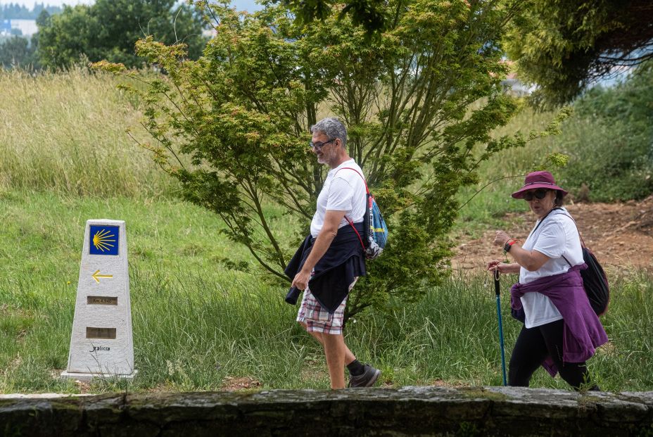 EuropaPress 3808566 varios peregrinos mascarilla caminan ultima etapa camino santiago primer EuropaPress 3808566 varios peregrinos mascarilla caminan ultima etapa camino santiago primer