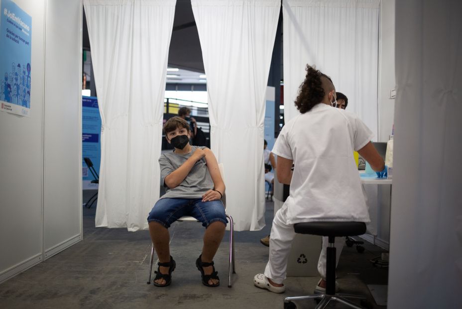 EuropaPress 3922639 adolescente recibe vacuna contra covid 19 recinto montjuic fira barcelona EuropaPress 3922639 adolescente recibe vacuna contra covid 19 recinto montjuic fira barcelona